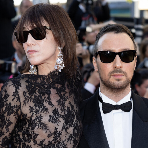 Charlotte Gainsbourg, Anthony Vaccarello - Montée des marches du film " Emilia Perez " lors du 77ème Festival International du Film de Cannes, au Palais des Festivals à Cannes. Le 18 mai 2024 © Jacovides-Moreau / Bestimage 