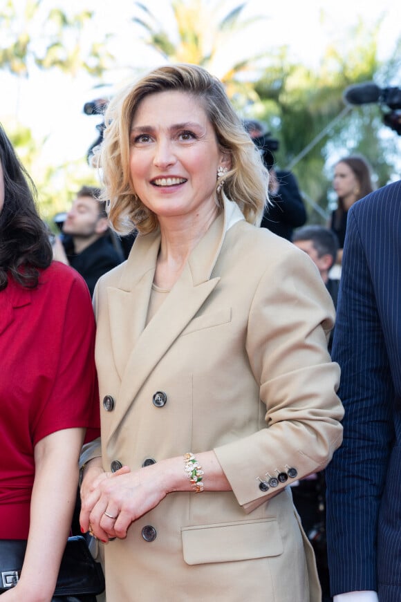 Julie Gayet est apparu pour la troisième journée consécutive sur le tapis rouge du Festival de Cannes
Julie Gayet - Montée des marches du film " Emilia Perez " lors du 77ème Festival International du Film de Cannes, au Palais des Festivals à Cannes. Le 18 mai 2024 © Olivier Borde / Bestimage 