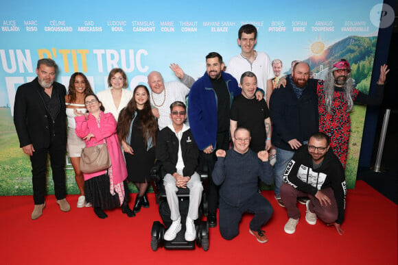 Dans ce film, l'humoriste fait jouer 11 acteurs amateurs en situation de handicap.
Clovis Cornillac, Alice Belaidi, Marie Colin, Céline Groussard, Mayane Sarah EL Base, Ludovic Boul, Sofian Ribes, Artus, Thibaut Conan, Arnaud Toupense, Benjamin Vandewalle, Marc Riso, Gad Abecassis et Boris Pitoeff assistent à l'avant-première du film "Un P'tit Truc En Plus" à l'UGC Normandie le 25 avril 2024 à Paris, France. Nasser Berzane/ABACAPRESS.COM