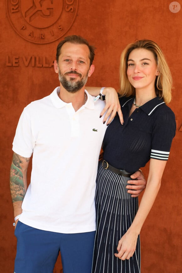 Nicolas Duvauchelle et sa compagne Anne-Charlotte au village lors des internationaux de France Roland Garros à Paris le 13 juin 2021. © Dominique Jacovides / Bestimage 