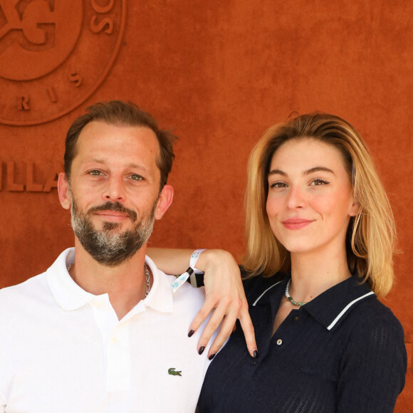 Nicolas Duvauchelle et sa compagne Anne-Charlotte au village lors des internationaux de France Roland Garros à Paris le 13 juin 2021. © Dominique Jacovides / Bestimage 