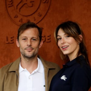 Nicolas Duvauchelle et sa compagne Anne-Charlotte au village lors des Internationaux de France de Tennis de Roland Garros 2022 à Paris, France, le 5 juin 2022. © Dominique Jacovides/Bestimage 