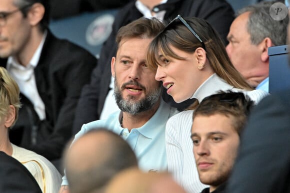 Nicolas Duvauchelle et sa compagne Anne-Charlotte - People au match de football de ligue 1 Uber Eats entre le Paris St Germain et Troyes (2-2) à Paris le 8 mai 2022.