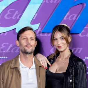 Nicolas Duvauchelle et sa fiancée Anne-Charlotte - Photocall lors du défilé Etam Live Show 2022 dans les jardins des Archives Nationales lors de la fashion week printemps/été 2023 le 27 septembre 2022. © Agence Bestimage 