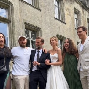 Tout comme Louise Chabat et son compagnon Julien. 
Mariage de Nicolas Duvauchelle et Anne-Charlotte @ Instagram