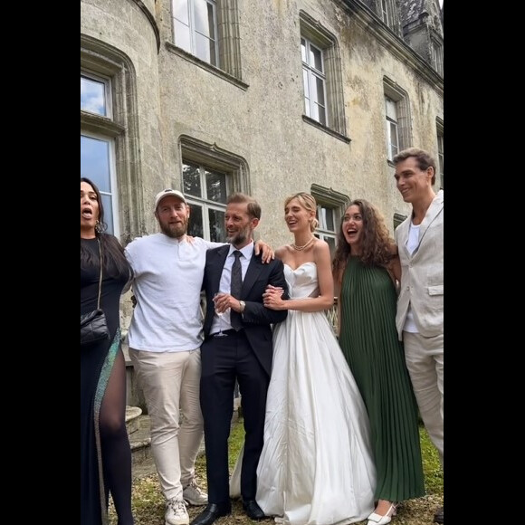 Tout comme Louise Chabat et son compagnon Julien. 
Mariage de Nicolas Duvauchelle et Anne-Charlotte @ Instagram