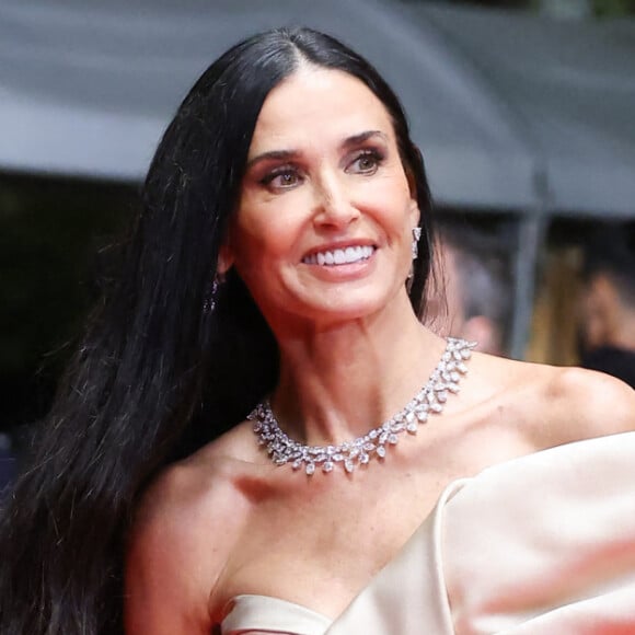 Demi Moore était sculpturale à Cannes pour la projection de "The Substance", en compétition pour la palme d'or
Demi Moore - Montée des marches du film " The Substance " lors du 77ème Festival International du Film de Cannes, au Palais des Festivals à Cannes. © Jacovides-Moreau / Bestimage