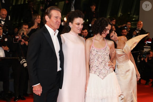 Dennis Quaid, Coralie Fargeat, Margaret Qualley, Demi Moore - Montée des marches du film " The Substance " lors du 77ème Festival International du Film de Cannes, au Palais des Festivals à Cannes. Le 19 mai 2024 © Jacovides-Moreau / Bestimage