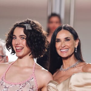 Margaret Qualley, Demi Moore - Montée des marches du film " The Substance " lors du 77ème Festival International du Film de Cannes, au Palais des Festivals à Cannes. Le 19 mai 2024 © Jacovides-Moreau / Bestimage