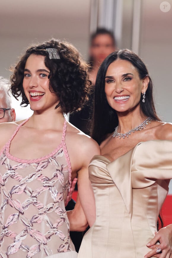 Margaret Qualley, Demi Moore - Montée des marches du film " The Substance " lors du 77ème Festival International du Film de Cannes, au Palais des Festivals à Cannes. Le 19 mai 2024 © Jacovides-Moreau / Bestimage