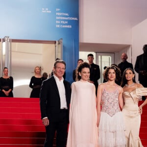 Elle a posé avec sa partenaire Margaret Qualley et Dennis Quaid ainsi que la réalisatrice française Coralie Fargeat
Margaret Qualley, Coralie Fargeat, Dennis Quaid, Demi Moore - Montée des marches du film " The Substance " lors du 77ème Festival International du Film de Cannes, au Palais des Festivals à Cannes. Le 19 mai 2024 © Jacovides-Moreau / Bestimage