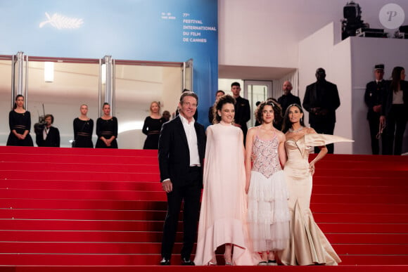 Elle a posé avec sa partenaire Margaret Qualley et Dennis Quaid ainsi que la réalisatrice française Coralie Fargeat
Margaret Qualley, Coralie Fargeat, Dennis Quaid, Demi Moore - Montée des marches du film " The Substance " lors du 77ème Festival International du Film de Cannes, au Palais des Festivals à Cannes. Le 19 mai 2024 © Jacovides-Moreau / Bestimage