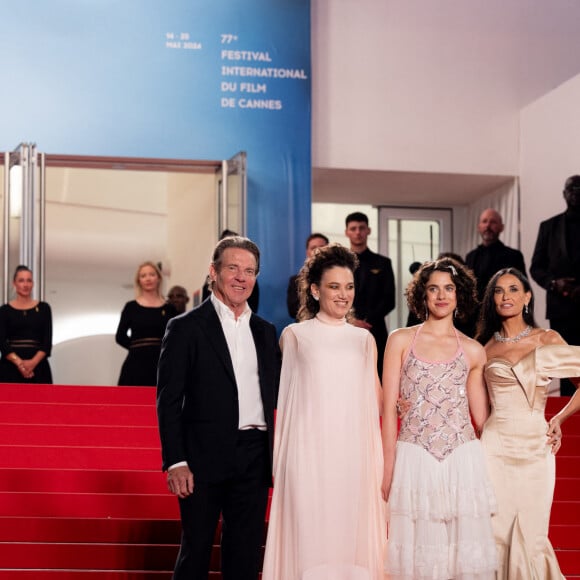 Elle a posé avec sa partenaire Margaret Qualley et Dennis Quaid ainsi que la réalisatrice française Coralie Fargeat
Margaret Qualley, Coralie Fargeat, Dennis Quaid, Demi Moore - Montée des marches du film " The Substance " lors du 77ème Festival International du Film de Cannes, au Palais des Festivals à Cannes. Le 19 mai 2024 © Jacovides-Moreau / Bestimage