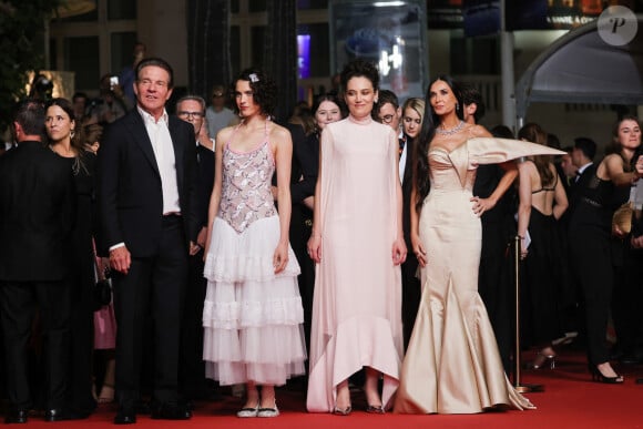 pour un film d'horreur féministe
Dennis Quaid, Margaret Qualley, Coralie Fargeat, Demi Moore - Montée des marches du film " The Substance " lors du 77ème Festival International du Film de Cannes, au Palais des Festivals à Cannes. Le 19 mai 2024 © Jacovides-Moreau / Bestimage