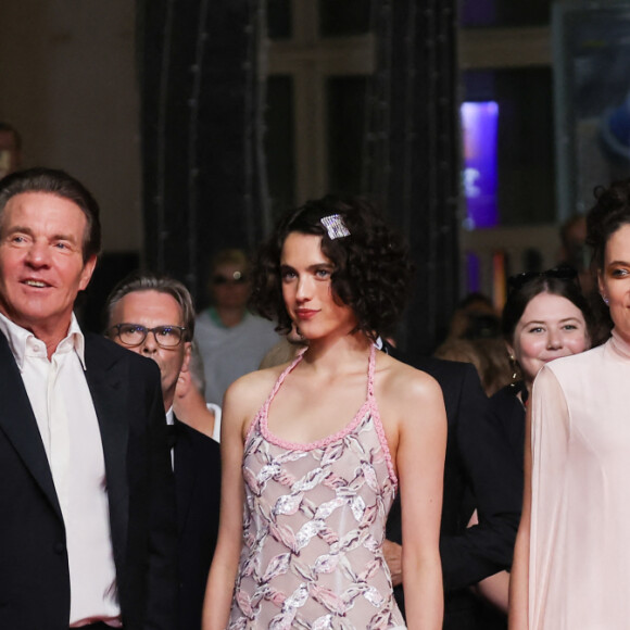 pour un film d'horreur féministe
Dennis Quaid, Margaret Qualley, Coralie Fargeat, Demi Moore - Montée des marches du film " The Substance " lors du 77ème Festival International du Film de Cannes, au Palais des Festivals à Cannes. Le 19 mai 2024 © Jacovides-Moreau / Bestimage