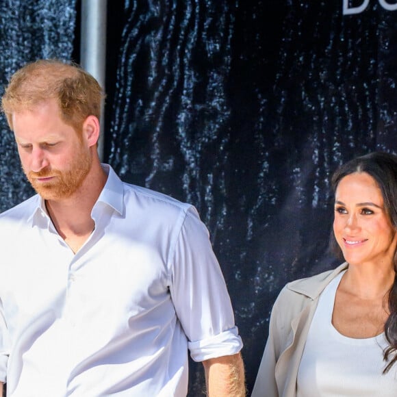 Les experts sont formels, il était dans son ombre.
Le prince Harry, duc de Sussex et Meghan Markle, duchesse de Sussex aux Invictus Games 2023 à Dusseldorf pour une remise de prix le 16 septembre 2023. 