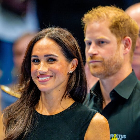 Meghan Markle aurait eclipsé le prince Harry au Nigeria.
Le prince Harry, duc de Sussex et Meghan Markle, duchesse de Sussex, participent à une remise de médailles lors des Invictus Games (Day 4) à Dusseldorf.