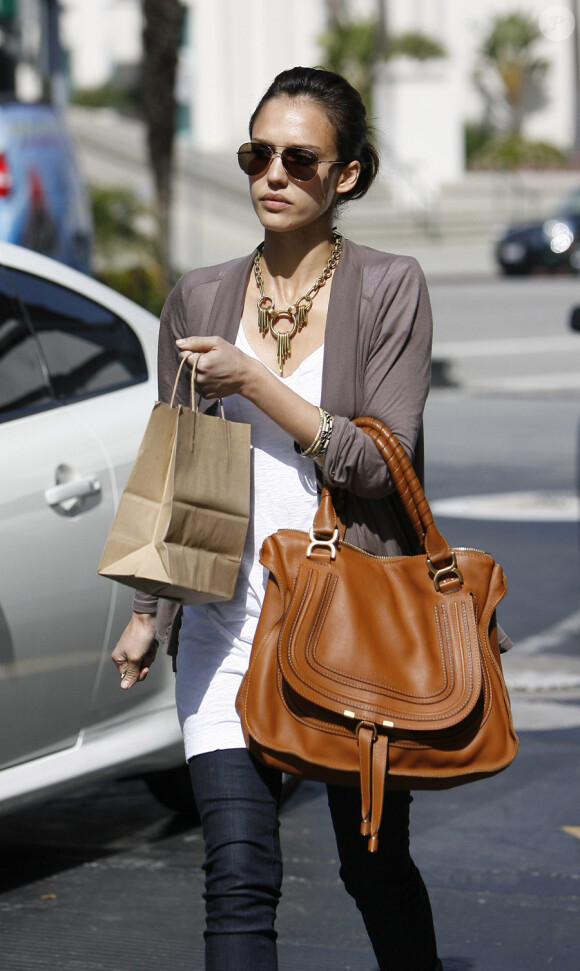 Jessica Alba va faire des courses à Los Angeles avec sa fille Honor Marie le 19 mars 2010