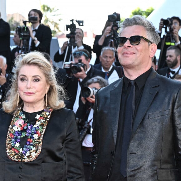 Catherine Deneuve était complice avec son ex beau-fils Benjamin Biolay.
Chiara Mastroianni, Fabrice Luchini, Catherine Deneuve et Benjamin Biolay, montée des marches de 'Marcello Mio' au Festival de Cannes. Photo de David Niviere/ABACAPRESS.COM