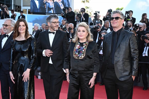 Mais aussi d'un autre.
Chiara Mastroianni, Fabrice Luchini, Catherine Deneuve et Benjamin Biolay, montée des marches de 'Marcello Mio' au Festival de Cannes, le 21 mai 2024. Photo by David Niviere/ABACAPRESS.COM