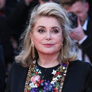 Ce mardi à Cannes.
Catherine Deneuve lors de la montée des marches de 'Marcello Mio' au Festival de Cannes, le 21 mai 2024.