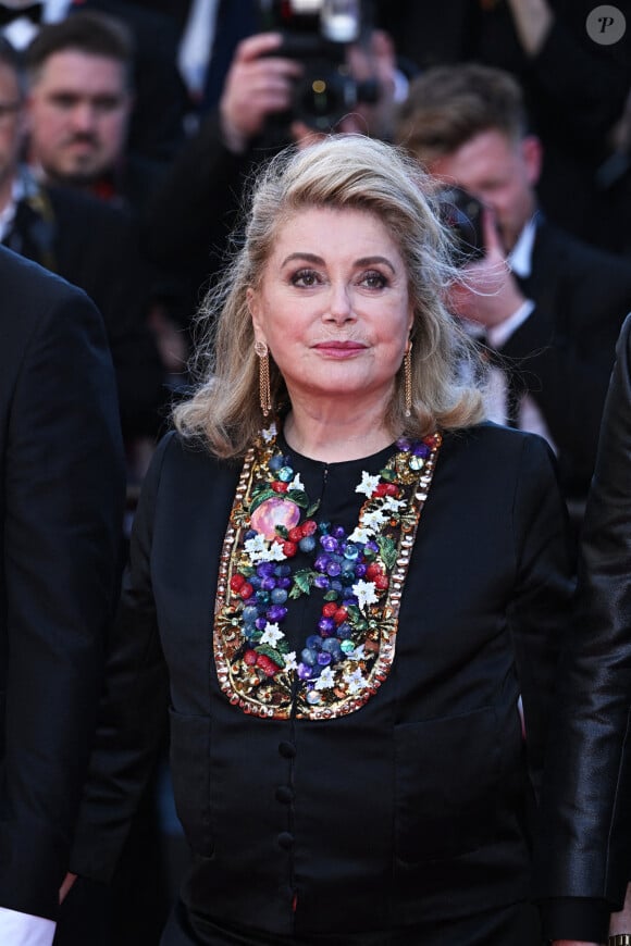 Ce mardi à Cannes.
Catherine Deneuve lors de la montée des marches de 'Marcello Mio' au Festival de Cannes, le 21 mai 2024.