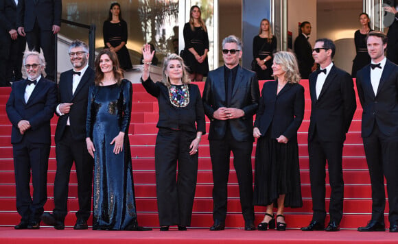 Chiara Mastroianni était elle aussi bien entendu présente, et donc entourée de son ex.
Fabrice Luchini, Christophe Honoré, Chiara Mastroianni, Catherine Deneuve, Benjamin Biolay, Nicole Garcia, Melvil Poupaud et Hugh Skinner, montée des marches de 'Marcello Mio' au Festival de Cannes, le 21 mai 2024.