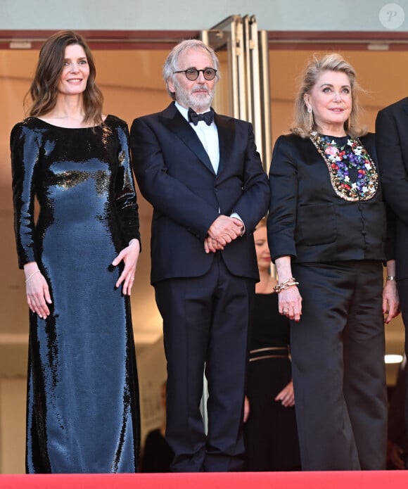 Chiara Mastroianni, Catherine Deneuve et Fabrice Luchini, montée des marches de 'Marcello Mio' au Festival de Cannes, le 21 mai 2024.