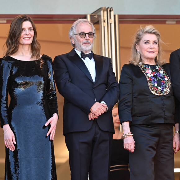 Chiara Mastroianni, Catherine Deneuve et Fabrice Luchini, montée des marches de 'Marcello Mio' au Festival de Cannes, le 21 mai 2024.