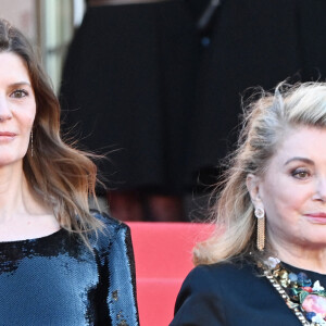 Chiara Mastroianni et Catherine Deneuve, montée des marches de 'Marcello Mio' au Festival de Cannes, le 21 mai 2024.