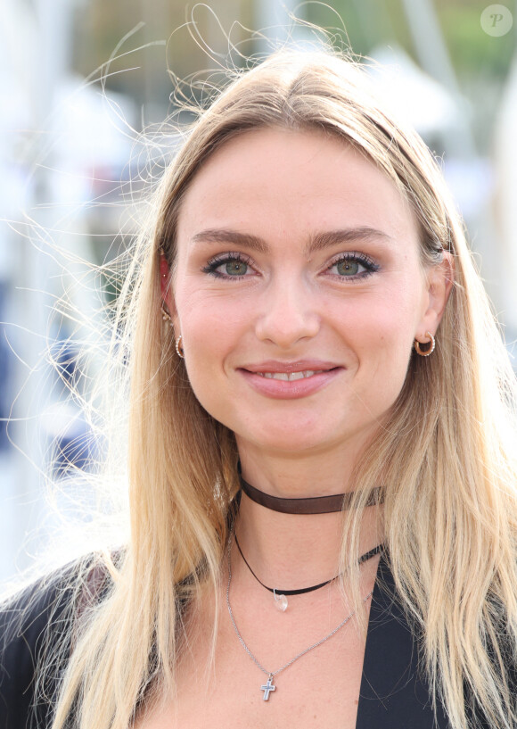 Aurelie Pons au photocall de la série "Ici Tout Commence" lors de la 25ème édition du Festival de la fiction de la Rochelle, France, le 16 septembre 2023. © Denis Guignebourg/BestImage