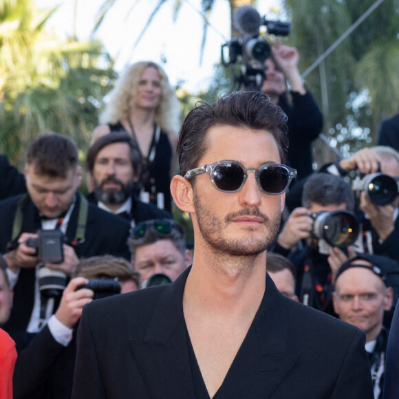 Julie De Bona, Pierre Niney, Laurent Lafitte - Montée des marches du film " Le comte de Monte-Cristo " lors du 77ème Festival International du Film de Cannes, au Palais des Festivals à Cannes. Le 22 mai 2024 © Olivier Borde / Bestimage