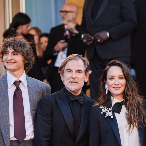 Patrick Mille, Adèle Simphal, Vassili Schneider, Matthieu Delaporte, Anais Demoustier (enceinte), Pierre Niney, Pierfrancesco Favino - Montée des marches du film « Le comte de Monte-Cristo » lors du 77ème Festival International du Film de Cannes, au Palais des Festivals à Cannes. Le 22 mai 2024 © Jacovides-Moreau / Bestimage  Red carpet of the movie « Le comte de Monte-Cristo » during the 77th Cannes International Film Festival at the Palais des Festivals in Cannes, France. On may 22th 2024 