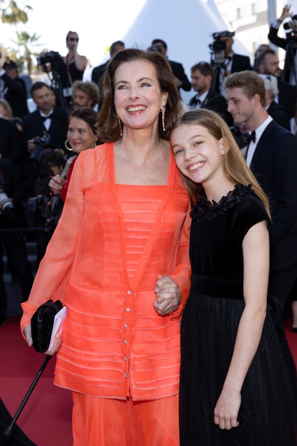 Carole Bouquet et sa petite-fille Darya Rassam - Montée des marches du film « Le comte de Monte-Cristo » lors du 77ème Festival International du Film de Cannes, au Palais des Festivals à Cannes. Le 22 mai 2024 © Jacovides-Moreau / Bestimage  Red carpet of the movie « Le comte de Monte-Cristo » during the 77th Cannes International Film Festival at the Palais des Festivals in Cannes, France. On may 22th 2024 