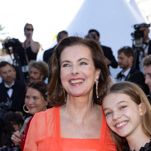 Carole Bouquet et sa petite-fille Darya Rassam - Montée des marches du film « Le comte de Monte-Cristo » lors du 77ème Festival International du Film de Cannes, au Palais des Festivals à Cannes. Le 22 mai 2024 © Jacovides-Moreau / Bestimage  Red carpet of the movie « Le comte de Monte-Cristo » during the 77th Cannes International Film Festival at the Palais des Festivals in Cannes, France. On may 22th 2024 