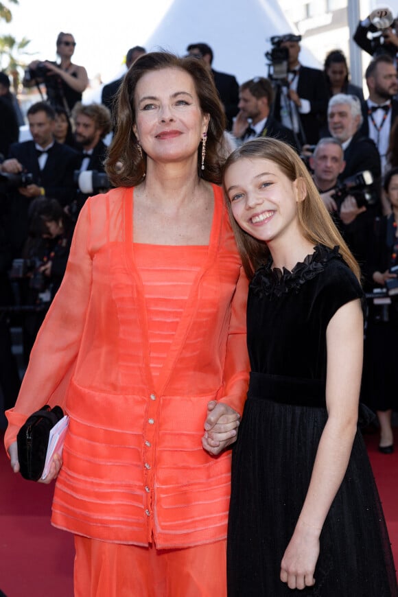 Carole Bouquet et sa petite-fille Darya Rassam - Montée des marches du film « Le comte de Monte-Cristo » lors du 77ème Festival International du Film de Cannes, au Palais des Festivals à Cannes. Le 22 mai 2024 © Jacovides-Moreau / Bestimage  Red carpet of the movie « Le comte de Monte-Cristo » during the 77th Cannes International Film Festival at the Palais des Festivals in Cannes, France. On may 22th 2024 