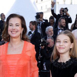 Carole Bouquet et sa petite-fille Darya Rassam - Montée des marches du film « Le comte de Monte-Cristo » lors du 77ème Festival International du Film de Cannes, au Palais des Festivals à Cannes. Le 22 mai 2024 © Jacovides-Moreau / Bestimage  Red carpet of the movie « Le comte de Monte-Cristo » during the 77th Cannes International Film Festival at the Palais des Festivals in Cannes, France. On may 22th 2024 