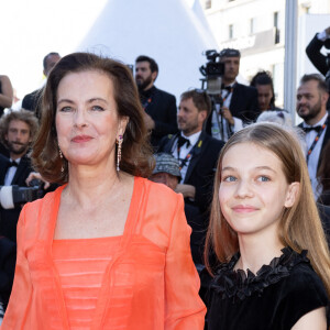 Carole Bouquet et sa petite-fille Darya Rassam - Montée des marches du film « Le comte de Monte-Cristo » lors du 77ème Festival International du Film de Cannes, au Palais des Festivals à Cannes. Le 22 mai 2024 © Jacovides-Moreau / Bestimage  Red carpet of the movie « Le comte de Monte-Cristo » during the 77th Cannes International Film Festival at the Palais des Festivals in Cannes, France. On may 22th 2024 