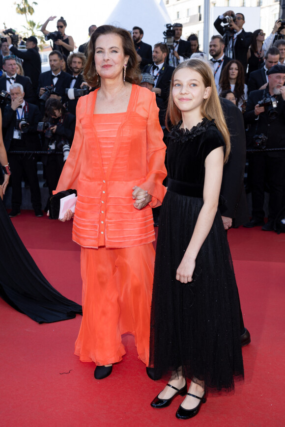 Carole Bouquet et sa petite-fille Darya Rassam - Montée des marches du film « Le comte de Monte-Cristo » lors du 77ème Festival International du Film de Cannes, au Palais des Festivals à Cannes. Le 22 mai 2024 © Jacovides-Moreau / Bestimage  Red carpet of the movie « Le comte de Monte-Cristo » during the 77th Cannes International Film Festival at the Palais des Festivals in Cannes, France. On may 22th 2024 