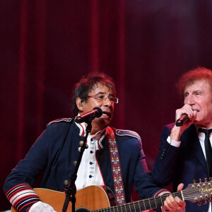 Laurent Voulzy, Alain Souchon sur la scène de l'Olympia pour les 20 ans de la Fondation pour la recherche sur la maladie d'Alzheimer, le 18 mai 2024 à Paris, France. Photo par Christophe Meng/ABACAPRESS.COM