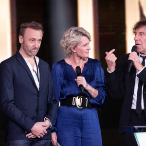 Sophie Davant avec Alain Souchon (Album de l'année "Ames Fifties") et ses fils Pierre Souchon et Ours (Charles Souchon) - 35ème cérémonie des Victoires de la musique à la Seine musicale de Boulogne-Billancourt, le 14 février 2020. © Cyril Moreau/Bestimage 