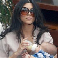 La sexy Kim Kardashian ne veut plus quitter sa soeur Kourtney et goûte ainsi... aux joies de la maternité !