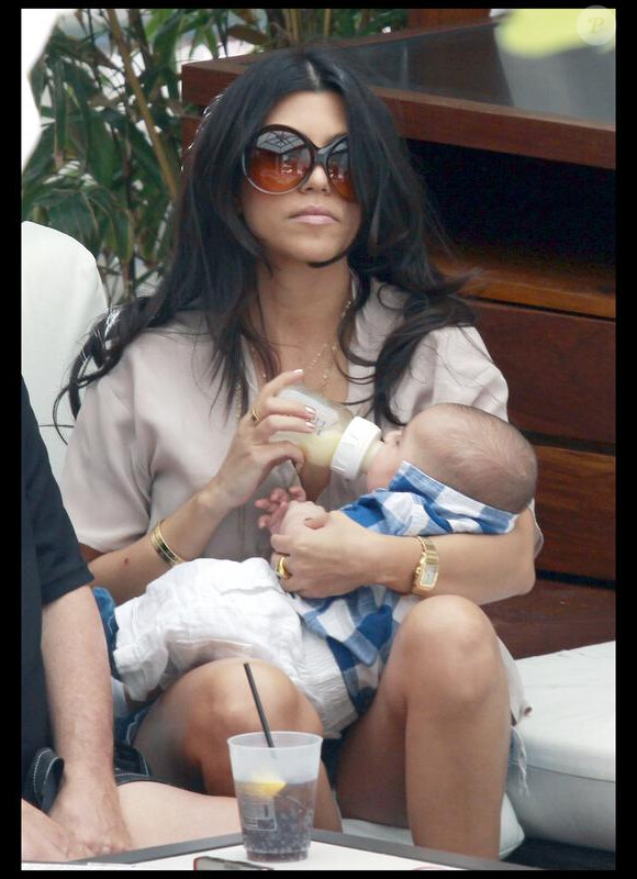 Kourtney Kardashian et son fils Mason à Miami le 13 mars 2010