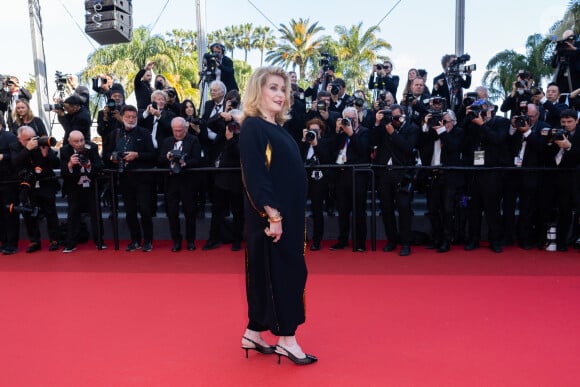 Catherine Deneuve - Montée des marches du film " L'amour ouf " lors du 77ème Festival International du Film de Cannes, au Palais des Festivals à Cannes. Le 23 mai 2024 © Olivier Borde / Bestimage 