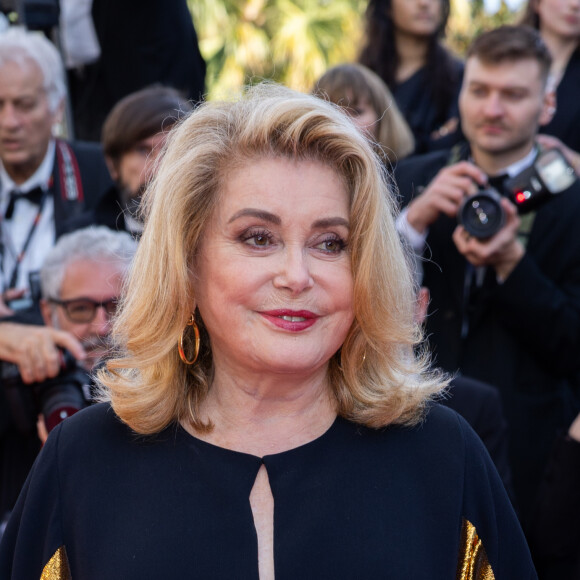 Catherine Deneuve - Montée des marches du film " L'amour ouf " lors du 77ème Festival International du Film de Cannes, au Palais des Festivals à Cannes. Le 23 mai 2024 © Olivier Borde / Bestimage 