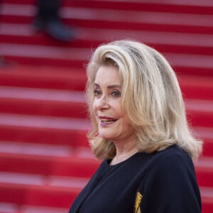 Catherine Deneuve - Montée des marches du film « L’amour ouf » lors du 77ème Festival International du Film de Cannes, au Palais des Festivals à Cannes. Le 23 mai 2024 © Olivier Borde / Bestimage  Red carpet of the movie « Beating Hearts» during the 77th Cannes International Film Festival at the Palais des Festivals in Cannes, France. On may 23th 2024 