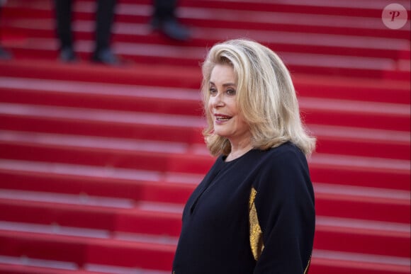 Catherine Deneuve - Montée des marches du film « L’amour ouf » lors du 77ème Festival International du Film de Cannes, au Palais des Festivals à Cannes. Le 23 mai 2024 © Olivier Borde / Bestimage  Red carpet of the movie « Beating Hearts» during the 77th Cannes International Film Festival at the Palais des Festivals in Cannes, France. On may 23th 2024 