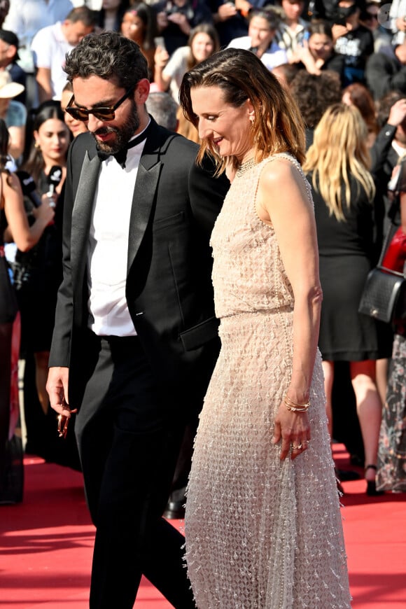 Benjamin Mahon de Monaghan et sa compagne Camille Cottin - Montée des marches du film « L’amour ouf » lors du 77ème Festival International du Film de Cannes, au Palais des Festivals à Cannes. Le 23 mai 2024 © Bruno Bebert / Bestimage  Red carpet of the movie « Beating Hearts» during the 77th Cannes International Film Festival at the Palais des Festivals in Cannes, France. On may 23th 2024 