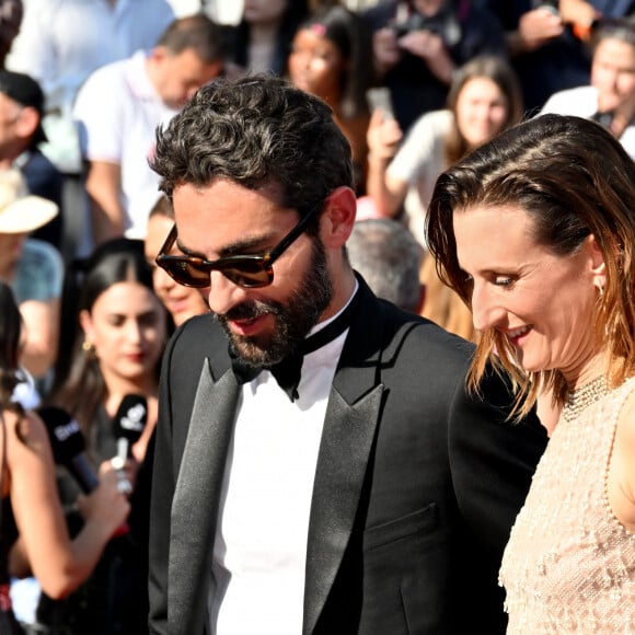 Benjamin Mahon de Monaghan et sa compagne Camille Cottin - Montée des marches du film « L’amour ouf » lors du 77ème Festival International du Film de Cannes, au Palais des Festivals à Cannes. Le 23 mai 2024 © Bruno Bebert / Bestimage  Red carpet of the movie « Beating Hearts» during the 77th Cannes International Film Festival at the Palais des Festivals in Cannes, France. On may 23th 2024 