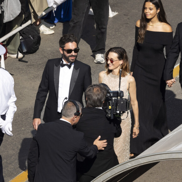 Benjamin Mahon de Monaghan et sa compagne Camille Cottin - Montée des marches du film « L’amour ouf » lors du 77ème Festival International du Film de Cannes, au Palais des Festivals à Cannes. Le 23 mai 2024 © Olivier Borde / Pool / Bestimage  Red carpet of the movie « Beating Hearts» during the 77th Cannes International Film Festival at the Palais des Festivals in Cannes, France. On may 23th 2024 